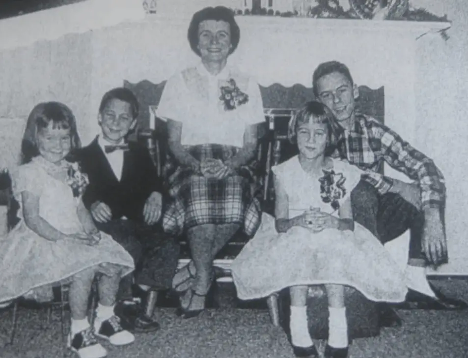 ted Bundy with mother and siblings