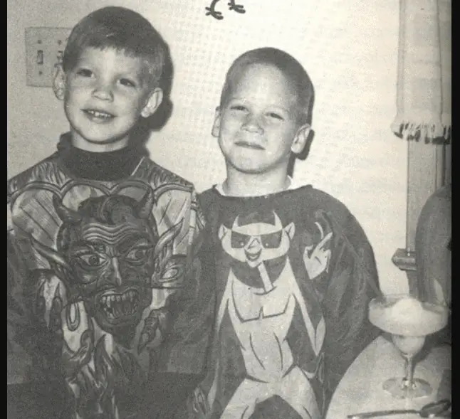 Jeffrey and his friend Lee in their childhood days. / Source